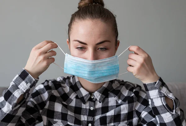 Menina Com Máscara Médica Para Protegê Vírus Pandemia Coronavírus Mulher — Fotografia de Stock