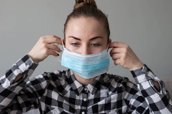 Chica Con Máscara Médica Para Protegerla Del Virus Pandemia Coronavirus — Foto de Stock