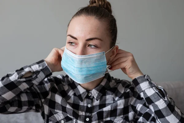 Gadis Bertopeng Medis Untuk Melindunginya Dari Virus Pandemi Coronavirus Wanita — Stok Foto