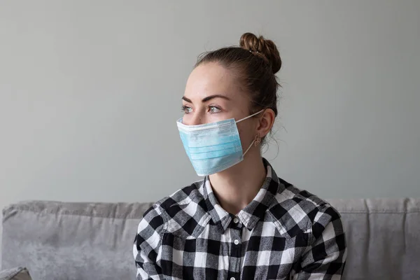 Menina Com Máscara Médica Para Protegê Vírus Pandemia Coronavírus Mulher — Fotografia de Stock