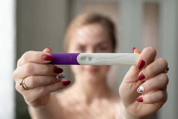 Hamilelik Testi Mutlu Kadın