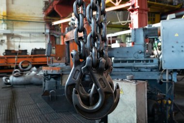 Metal işçiliğinin arka planında bir atölye çalışması için vinç kancası