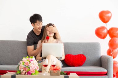 Sevgililer Günü 'nü kutluyoruz. Nişan yüzüğüyle kırmızı kutulu genç bir adam sevgilisinin gözlerini kapatıyor, Sevgililer Günü 'nde ya da Kadınlar Günü' nde romantik bir sürpriz..