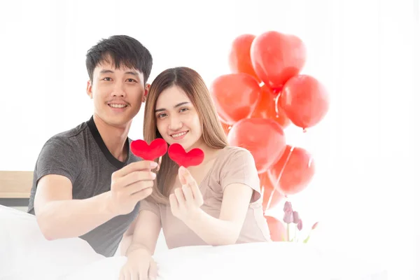 Boldog Ifjú Szerelmespár Csókolózik Bújkál Vörös Szívvel Ágyban Szerelem Valentin — Stock Fotó