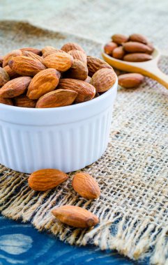 Badem kenevir arka plan üzerinde beyaz kase