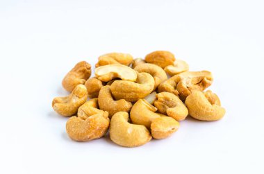 kaju fıstığı tuzlu ve kavrulmuş beyaz zemin üzerine (cen izole