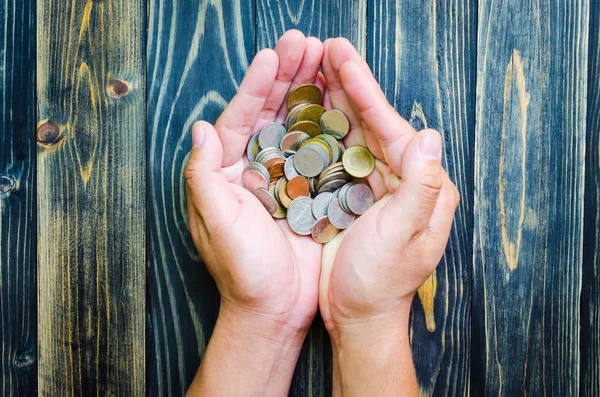 üst siyah ahşap, yatırım ve otobüs elinde birçok paralar görüntülemek