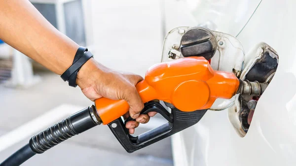 Mão de close-up bombeamento Bocal de combustível gasolina combustível em carro branco a g — Fotografia de Stock