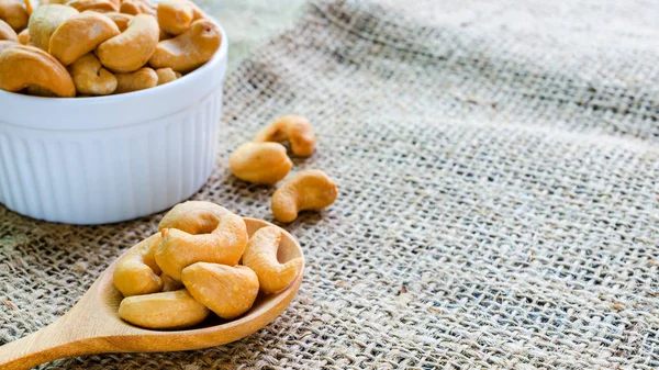 kaju fıstığı tuzlu ve kenevir üzerinde tahta kaşık yerinde kavrulmuş