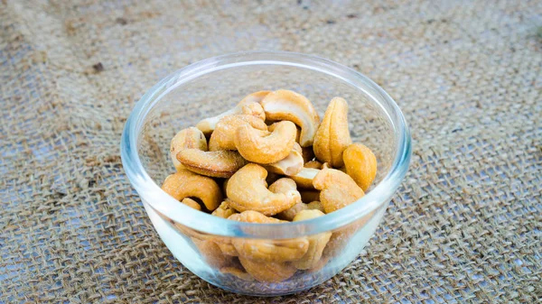 kaju fıstığı tuzlu ve kavrulmuş beyaz zemin üzerine (cen izole