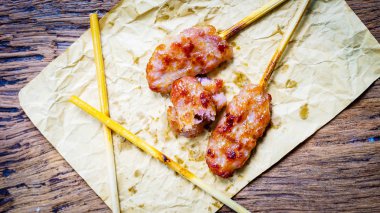 Eski ahşap kahverengi yere domuz eti babeque Thai tarz