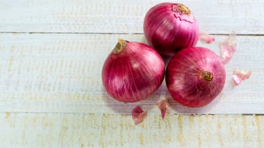 Kırsal ağaçta kırmızı soğan