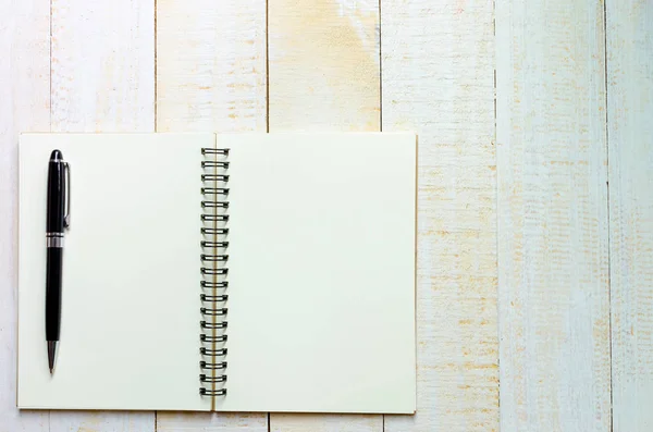 Not defteri yerinde ahşap üzerinde siyah kalem