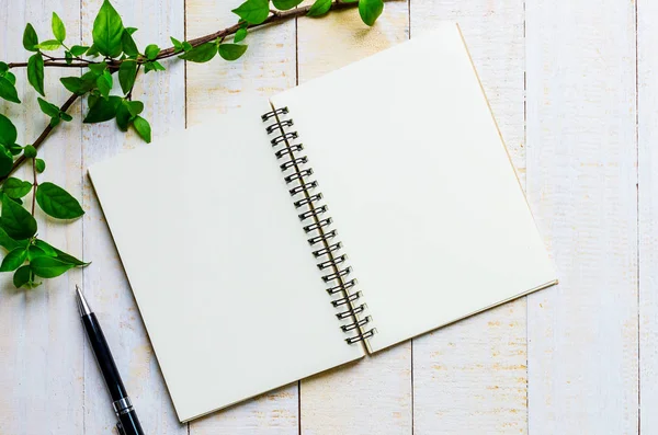 boş not defteri ve beyaz masa üzerinde siyah kalem