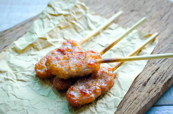 Eski ahşap kahverengi yere domuz eti babeque Thai tarz