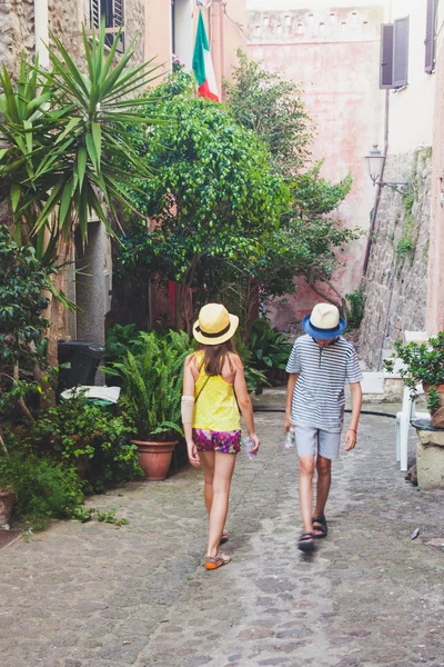 Deux enfants sont dans la rue étroite en Italie. Sardaigne. Rue sty Images De Stock Libres De Droits