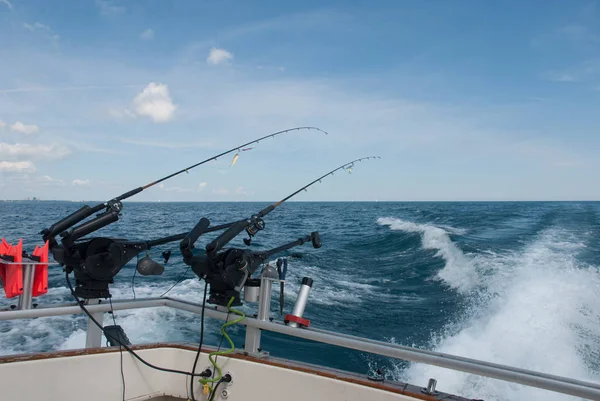 El barco de pesca entra en el lago Michigan — Foto de Stock