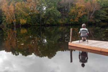 Gölü kıyısında sakin bir sonbahar sabahı