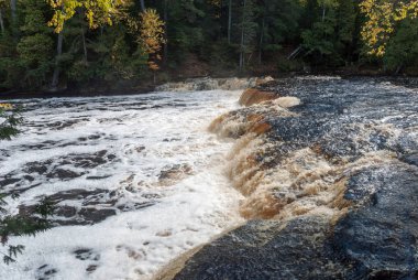 Tahquamenon nehir ve alt Falls, Tahquamenon Falls State Park, Chippewa County, Michigan, ABD