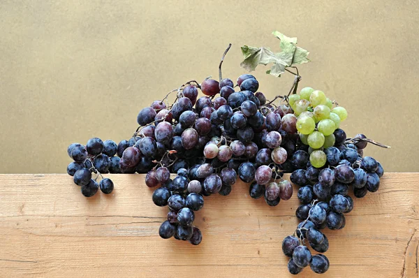 Grappolo di uva scura su legno — Foto Stock