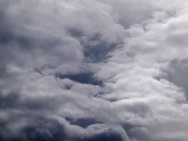 Wolken am dunklen Himmel — Stockfoto