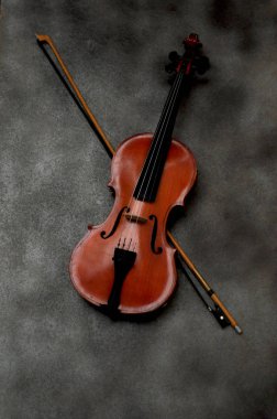 Keman ve gri arka plan üzerinde yay