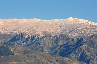 karlı zirveleri renkli 