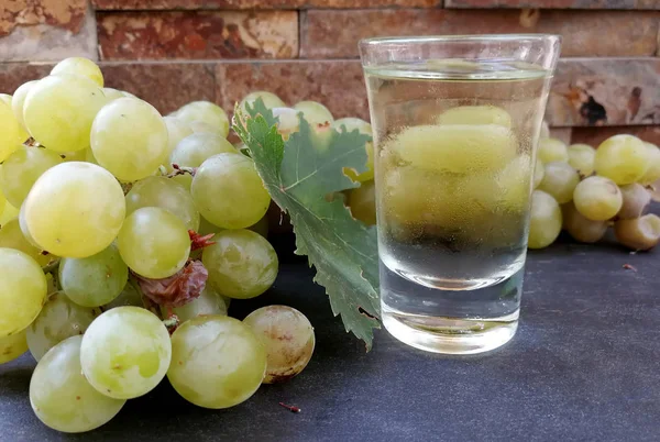 Grapes and glass — Stock Photo, Image