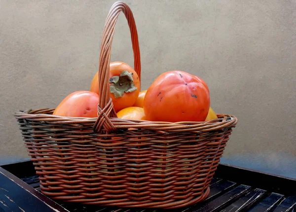 柳条篮子与柿子 — 图库照片
