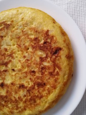 İspanyol patates tortilla beyaz bir arka plan üzerinde