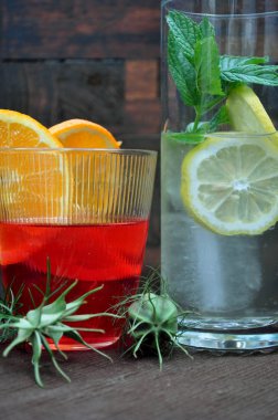 Serinletici içecekler meyveleri ve eski bir ahşap zemin üzerinde otlar ile gözlük