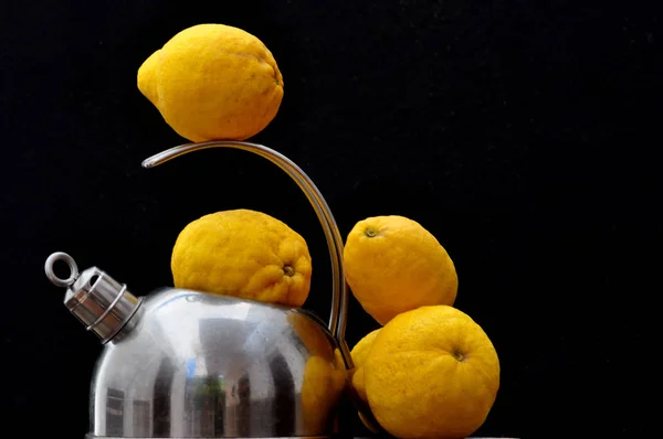 水壶和成熟的黄色柠檬 — 图库照片