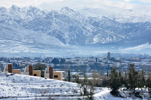 Paysage Enneigé Avec Ville Montagnes Nuages — Photo