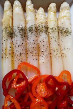 Beyaz kuşkonmaz petrol, dereotu ve renkli biber