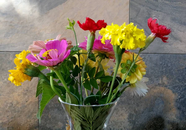 Летний Букет Цветов Цветными Георгиями — стоковое фото