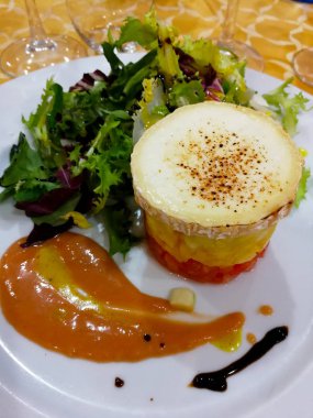 Şef yemek beyaz plaka üzerinde