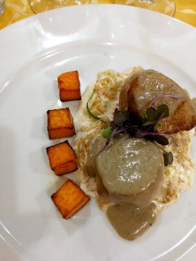 Şef yemek beyaz plaka üzerinde