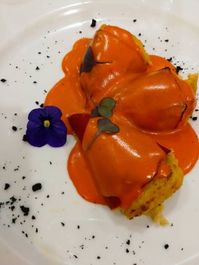 Şef yemek beyaz plaka üzerinde