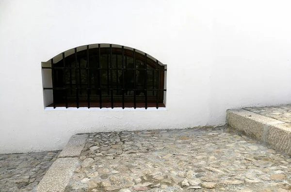 Kontrast Der Schatten Weißer Fassade Mit Fenstern — Stockfoto