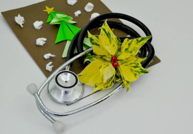 Beyaz arka plan üzerinde tıbbi Noel kartı