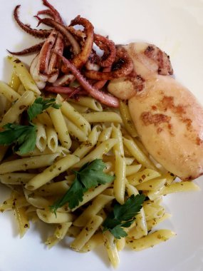 Kalamar ve otlar ile İtalyan Makarna