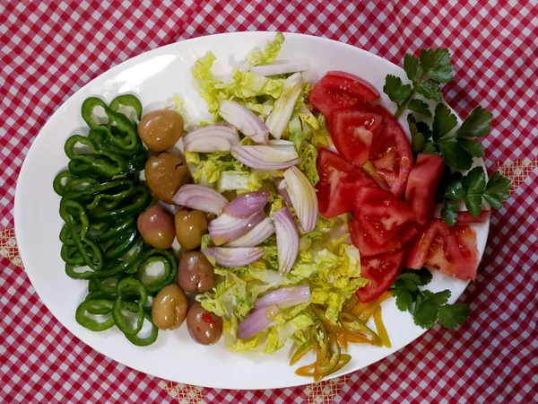 Insalata Verdure Fresche Sulla Tovaglia Rossa — Foto Stock