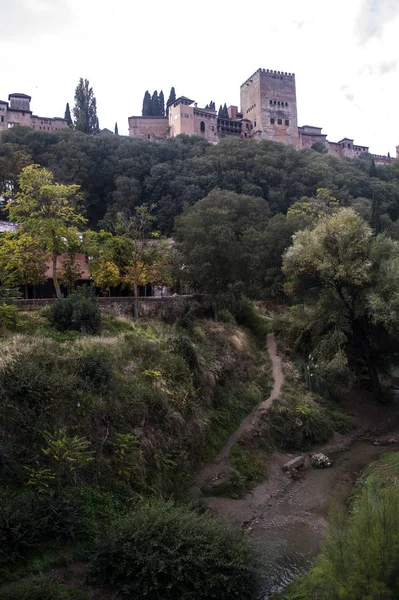 Colina Alhambra Com Torres Vegetação — Fotografia de Stock