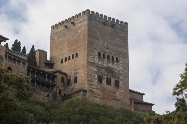 Kuleleri ve bitkileri olan Alhambra tepesi