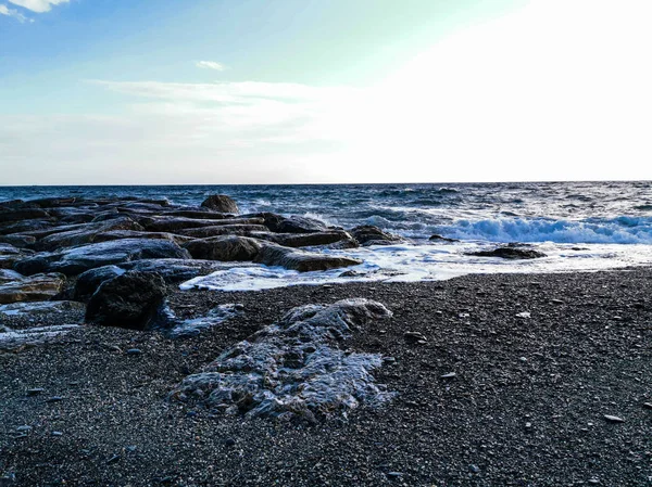 Δραματική Θάλασσα Κύματα Και Βράχους Ένα Φθινοπωρινό Απόγευμα — Φωτογραφία Αρχείου