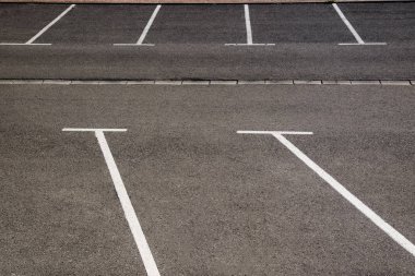 Halka açık bir otoyolda beyaz park yerleri