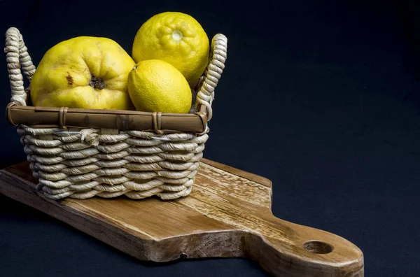 Stillleben Mit Korb Und Gelben Früchten Des Herbstes — Stockfoto