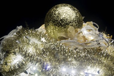 Altın top ve süslemeli Noel kartı