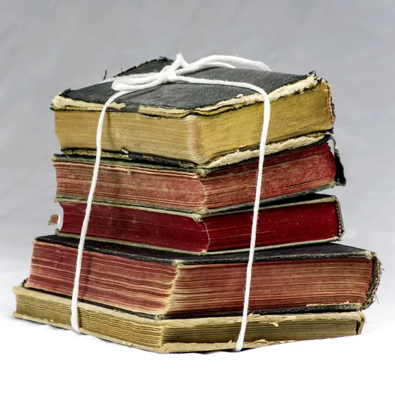 İple bağlanmış bir yığın eski kitap.