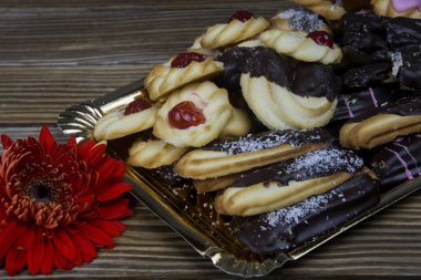 Tahta masadaki çaydanlıklar